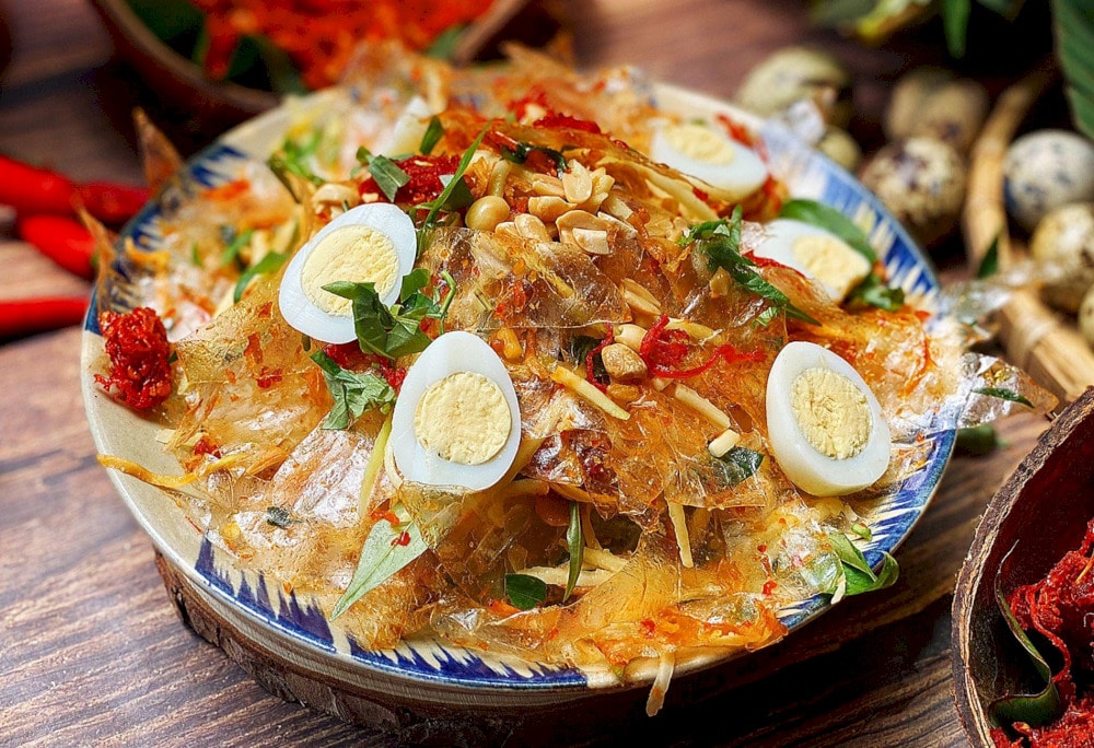 Banh trang tron has a mild spicy taste, fragrant with green onions and rich in the sweetness of dried shrimp, an irresistible taste